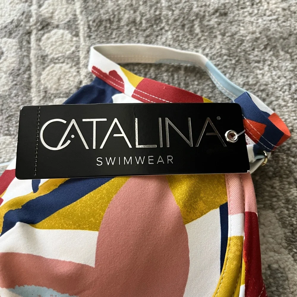 Catalina Women's Standard Twist Front Underwire Bikini Top
Size M - Picture 3 of 3